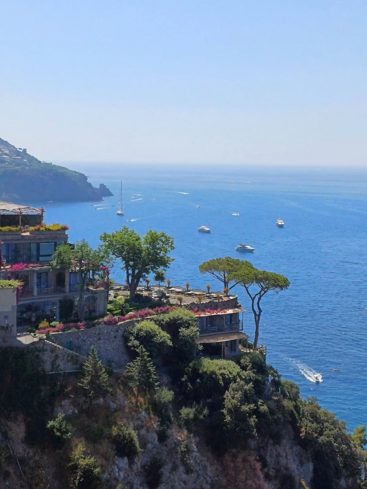 Vista del borgo e del paesaggio collinare