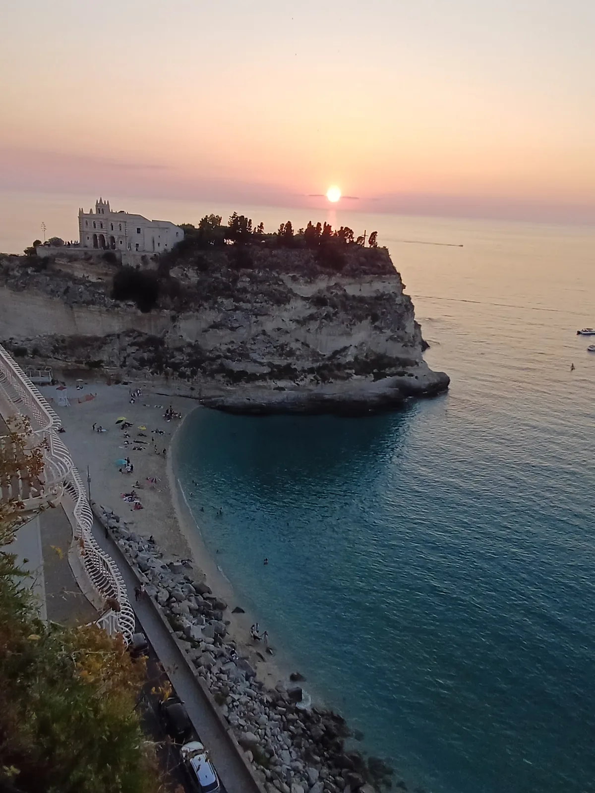 Vista ampia tra costa e paesaggio interno