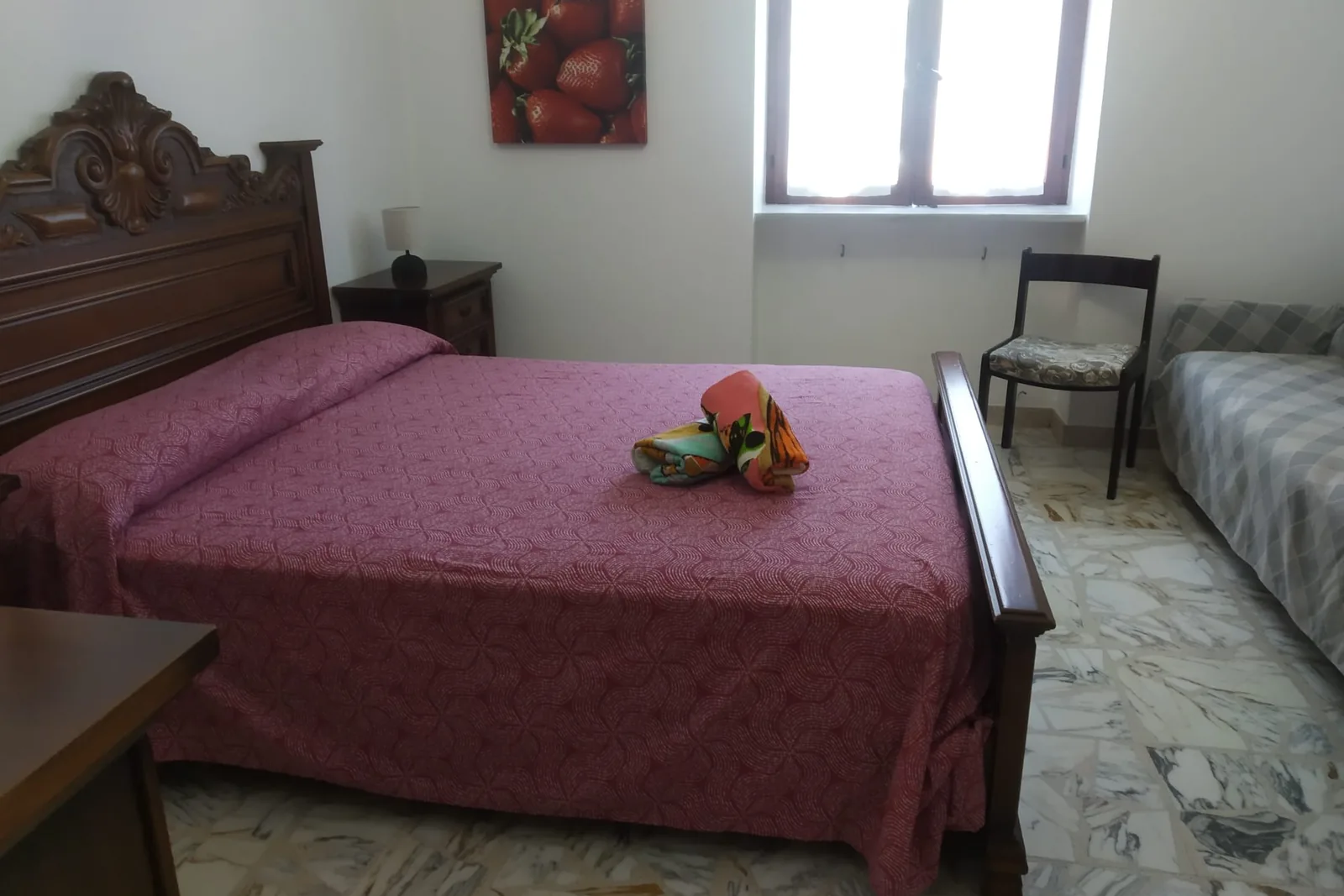 Camera luminosa con letti king-size e area relax