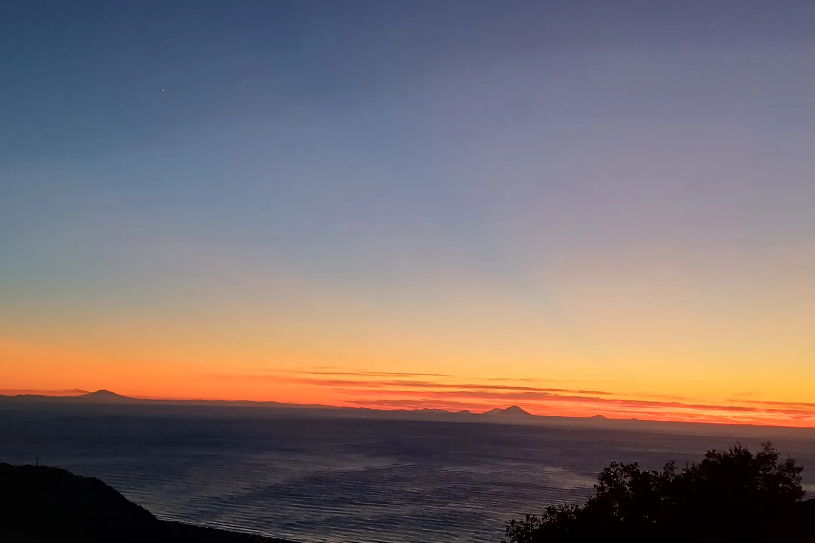 Tramonto sul mare osservato dalla proprieta